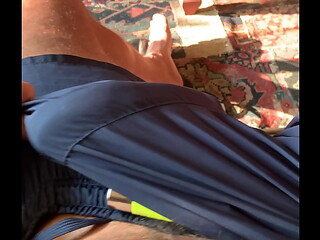 De shorts e pau duro, querendo bater um punhet&atilde_o