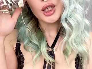 Amateur Webcam Cute Teen Plays Solo with Big Dildo