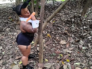 P&aacute_scoa em p&uacute_blico na natureza - Coelhinha safada levou a cenoura pediu para. Montavani colocar no cu