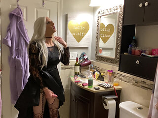 Emo Crossdresser Puts on Buttplug and Jerks off