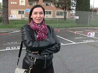 Esclusivo - Curvy italiana per 500&euro_ si fa rompere il culo da uno sconosciuto - English subtitles