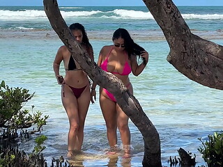 Duas gostosas curtindo a praia da Enseada dos Corais - Cabo - PE