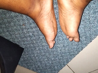 Cute African teen with freshly washed feet, lightskin thunder thighs and black knees shows them off for your goontainment.