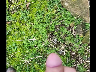 Belle ejac dans la nature