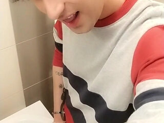 Lazy to Go to the Toilet, so I Piss to the Sink