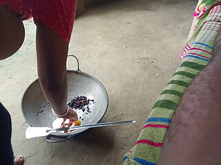 Desi housewife ne Tel banaya land mein lagane ke liye