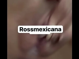 QUE RICO SE METE SU DILDO PENSANDO QUE ES UNA VERGA RICA Y CALIENTITA