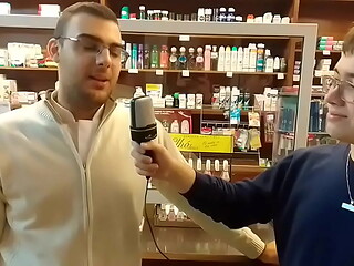 Gordo putito se mete microfono por el orto