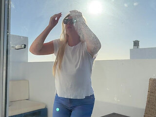 Girl Locked on the Balcony and Had to Wet Her Jeans