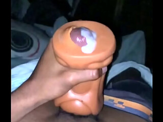 POV, escucha como hablo sucio en espa&ntilde_ol mientras masturbo mi gran polla negra con mi fleshlight hasta conseguir una corrida jugosa de mi BBC