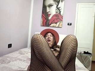 Veronica Rossi Official - Your Sexy Pornstar Delights You in This Outfit