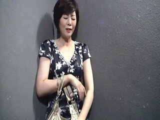 A082G04 The wife next door who passed by made a mistake in the room...! with too much momentum! Morning SEX the next morning!