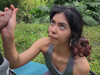 Un chico que iba caminando por la finca me ve haciendo yoga y me termina follando