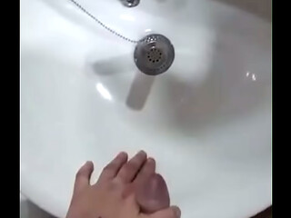 Me gusta frotarme el pene con el lavabo mientras miras como me vengo