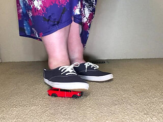 Giantess Stomps a Truck