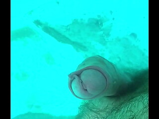 Je jouis dans la piscine
