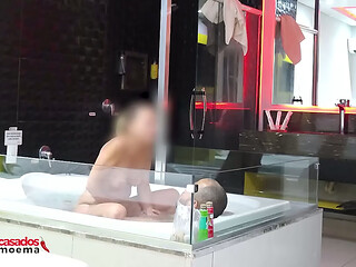 Fodendo a Moema na banheira sem camisinha