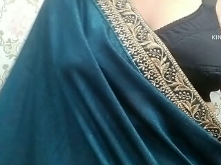 Sexy bhabhi apne doston ko maze karwati hui