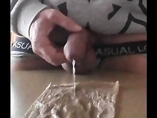 je pisse et me branle avec ma pisse,les couilles nou&eacute_es par un lien,