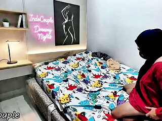 Aku mergoki adik berhijabku lagi bosan di kamarnya aku muasin dia dengan senang hati .crot di dalam memeknya