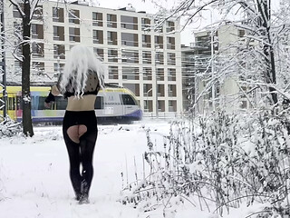AMATEUR TRANS IN SNOW - PERVERT TRAIN DICK FLASH