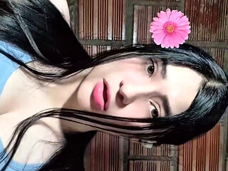 Gomez shows off her big tits