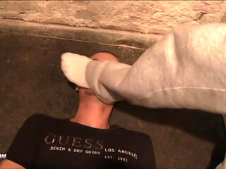 SketBoy.com - Jeunes mecs foot fetish en glory hole