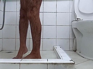 Ghar par akele bathroom me muthi maari bisexual pura maja liya nahate hwe