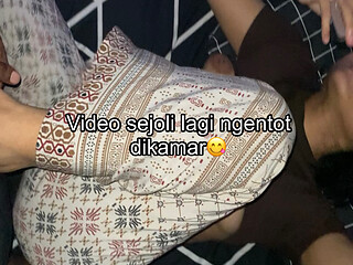 Video of an Indonesian couple fucking in the bedroom