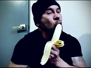 Chacal mexicano acepta hacer porno gay a cambio de algo de dinero