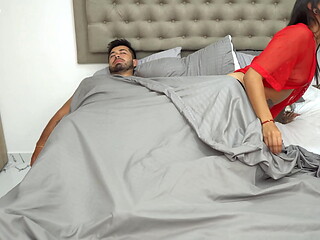 Mi hermanastra me invita a su casa, compartimos cama los tres y termino follandome a su marido