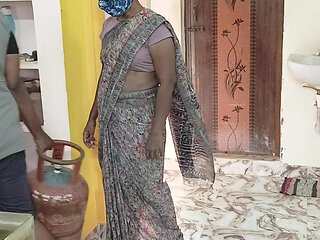 House Wife Fucks the Gas Cylinder Delivery Boy