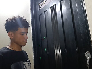 MILF with a big ass cancels the delivery guy with a great blowjob and hard sex