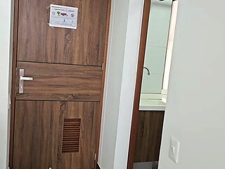 Sirvienta latina es follada por su jefe despu&eacute_s de ofrecerle un aumento
