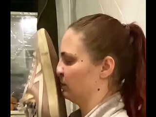 puta madura pelirroja sumisa chupa la suela de mi zapato sucio hasta correrse