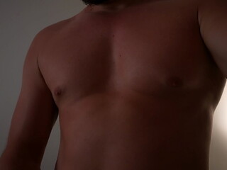 Muscular guy poses for the camera and cums on his stomach