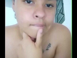 GOSTOSA SE EXIBINDO COM DEDINHO NA BUCETA, GOZA GOSTOSO E JOGA SEU RAB&Atilde_O PRA CIMA SENSUALMENTE