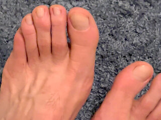 Who wants to suck my toes and lick my feet?
