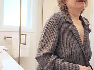 Enthusiastic GILF Exhibitionist