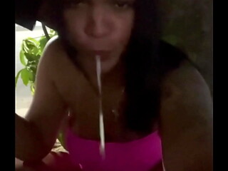 Tomando leite na rua