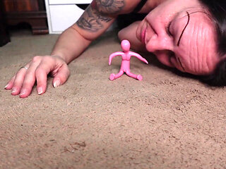 Giantess Queen Descends