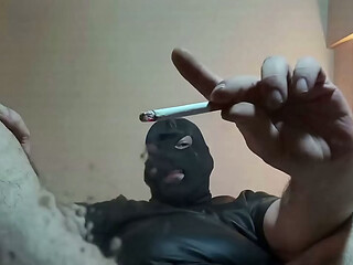 POV - Te vac&iacute_o un cond&oacute_n en la cara, te ignoro y te escupo mientras fumo. Muy humillante.