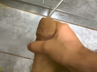 Punheta gostosa do corno pauzudo