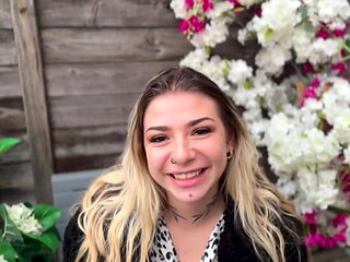 Luna, 30, offers the services of two handsome stallions! - Jacquie et Michel TV