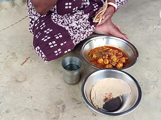 Desi bhabhi ne chicken ke sath roti khaya aur Masti ki