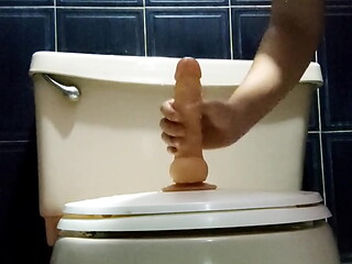 Montando mi dildo antes de darme una ducha