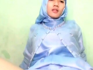 Hijab crossdresser main dildo masturbasi derry tarakan