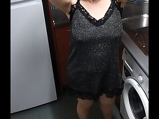 Encuentro a mi suegra tocandose y me dice yerno quiero sentir tu verga dentro de mi culo