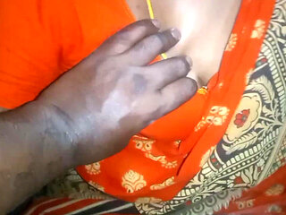 Sexy Saree Aunty Boobs