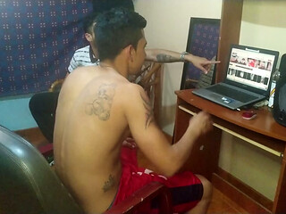 Sientate, y sienta la polla de mi amigo,!! marido le dice a su esposa